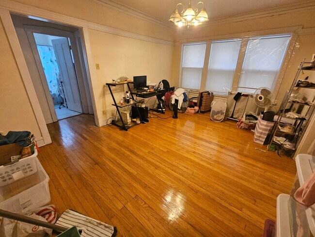 Building Photo - Lovely and Very Large Ravenswood Manor 1 BR