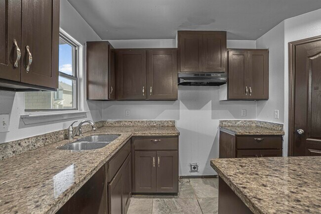 Building Photo - 5528 Somerville St