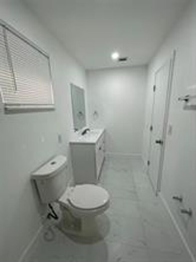 Building Photo - Charming 3-Bedroom, 2-Bathroom Apartment i...