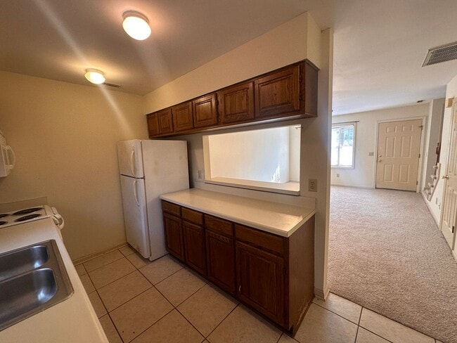 Building Photo - 2 Bed 2 Bath Townhouse