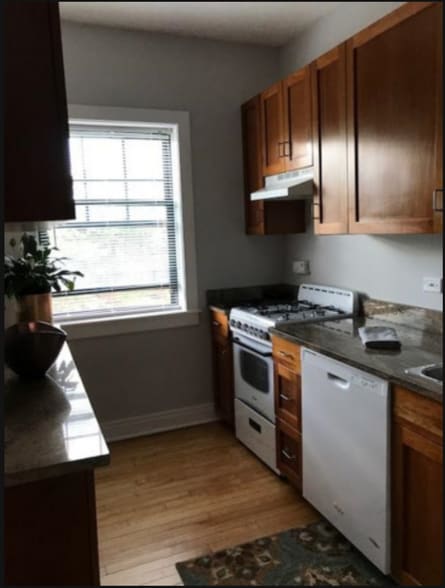 Building Photo - 7033 N Sheridan Rd