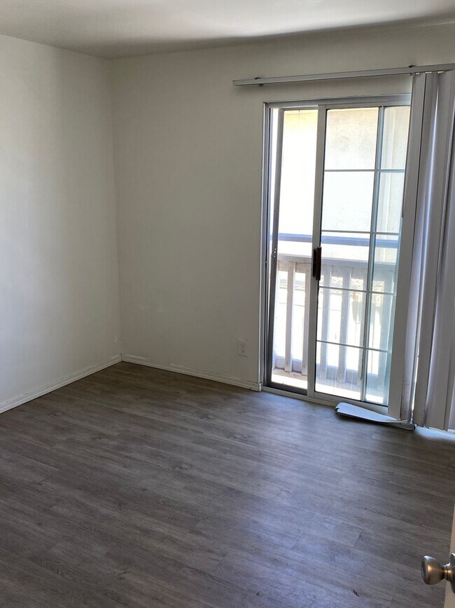 Building Photo - 6647 Del Playa Dr