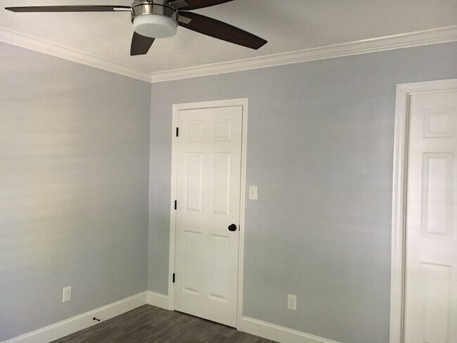 Building Photo - 116 W Middlebury Ln SW