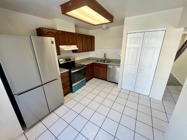 Building Photo - Spacious 2-Bed, 2-Bath Condo Retreat in Sa...