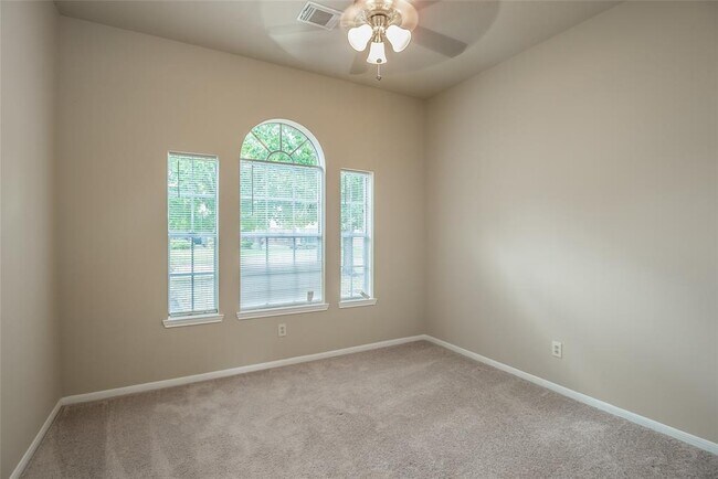 Building Photo - 19010 Dee Woods Dr