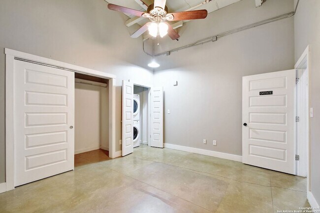 Building Photo - 3363 E Commerce St