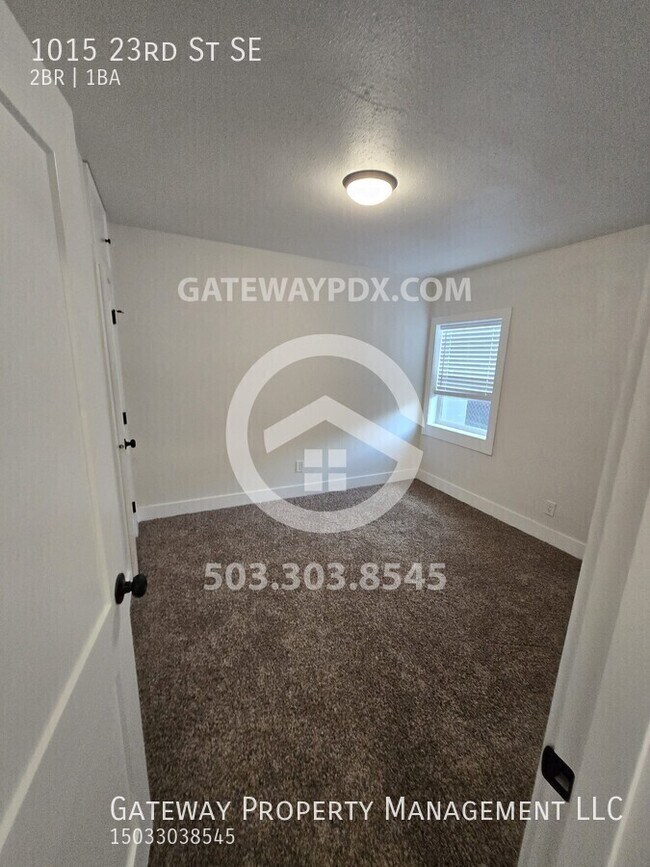 Building Photo - 1015 23rd St SE