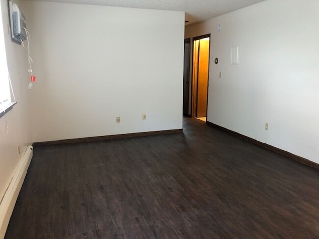 Building Photo - Eastside Iowa City Apartment close to Dini...