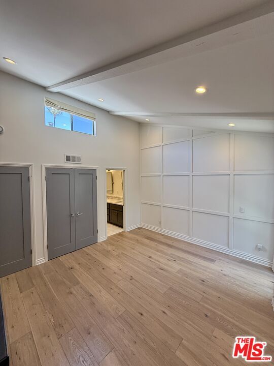 Building Photo - 853 Larrabee St