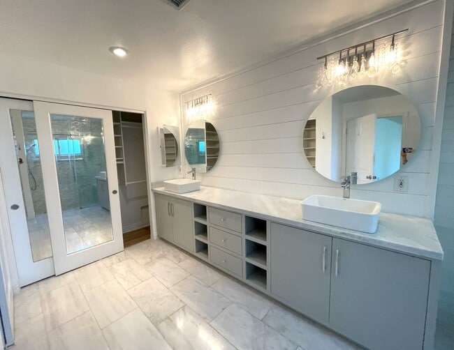 Building Photo - Updated 2 bedroom townhome in Manhattan Vi...