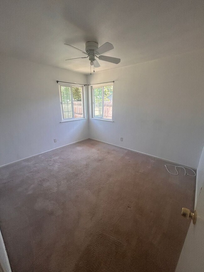 Building Photo - Move in Ready in  Hanford 3 bedroom, 1 bath with large yard!