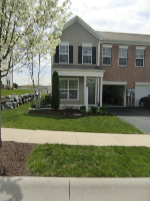 Building Photo - 2128 Red Fox Dr