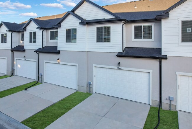 Building Photo - Bright & Modern 3-Bed Townhome in Prime Le...