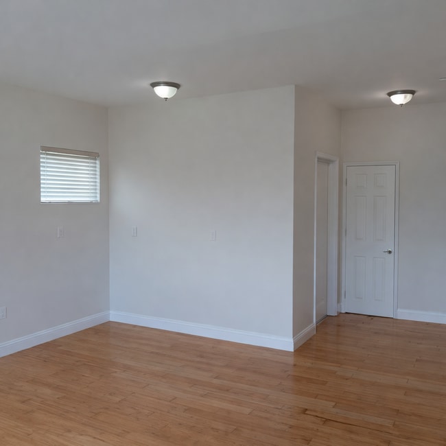 Building Photo - BGG 8415