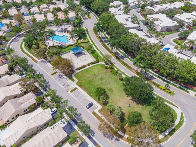 Building Photo - 2098 Madeira Dr