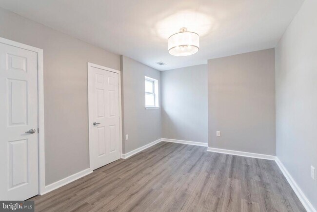 Building Photo - 515 W Girard Ave