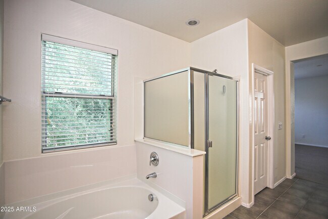 Building Photo - 1090 W Caroline Ln