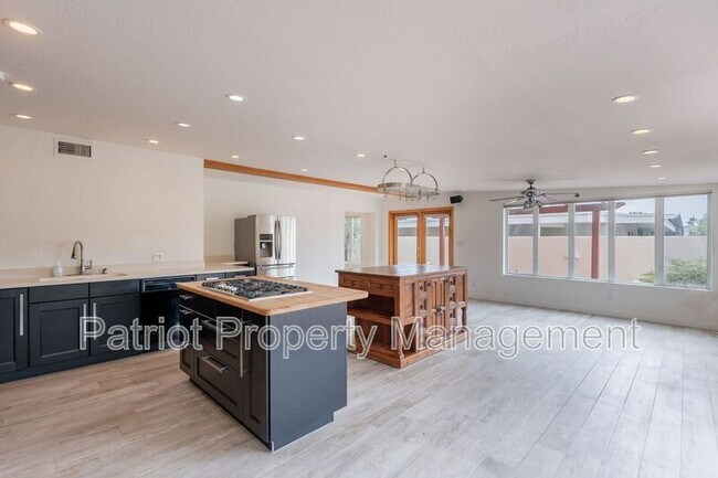 Building Photo - 7024 E Orange Blossom Ln