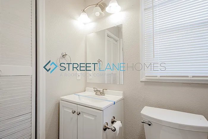 Building Photo - 723 3rd St