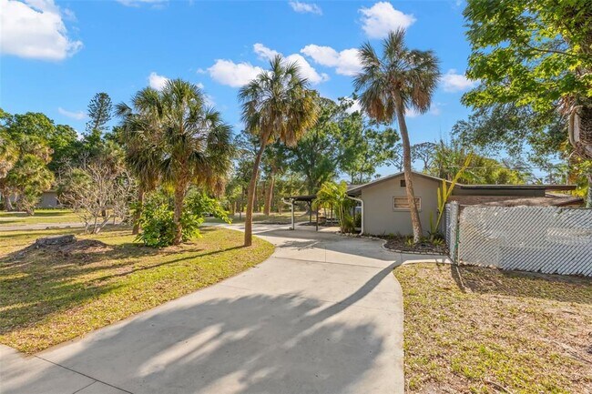 Building Photo - 320 Lake Maggiore Blvd S