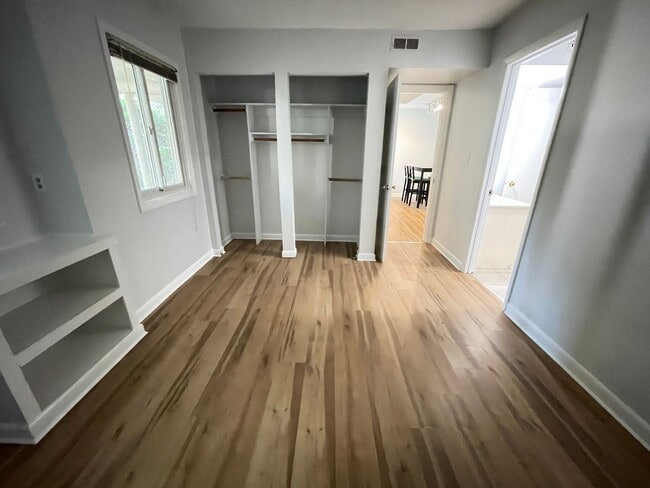 Building Photo - Sleek, Stylish 2br 2ba upper level condo in Chancellor Square, walking distance to Campus, downtown!