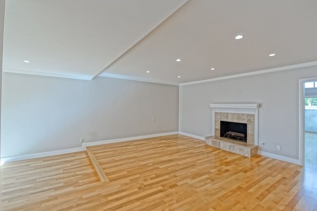 Building Photo - NEWLY REMODELED, BRIGHT & AIRY HOLLYGLEN HOME W/ REAR YARD/PATIO, 2 LIVING AREAS & BRAND NEW KITC...