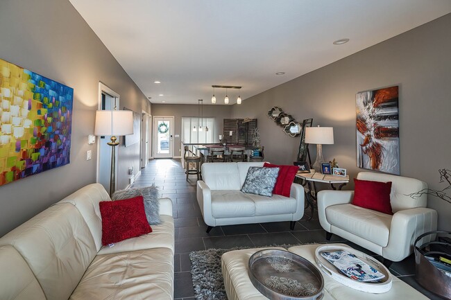 Building Photo - Gorgeous 3 Bedrooms 2 Bath Condo Lake View...