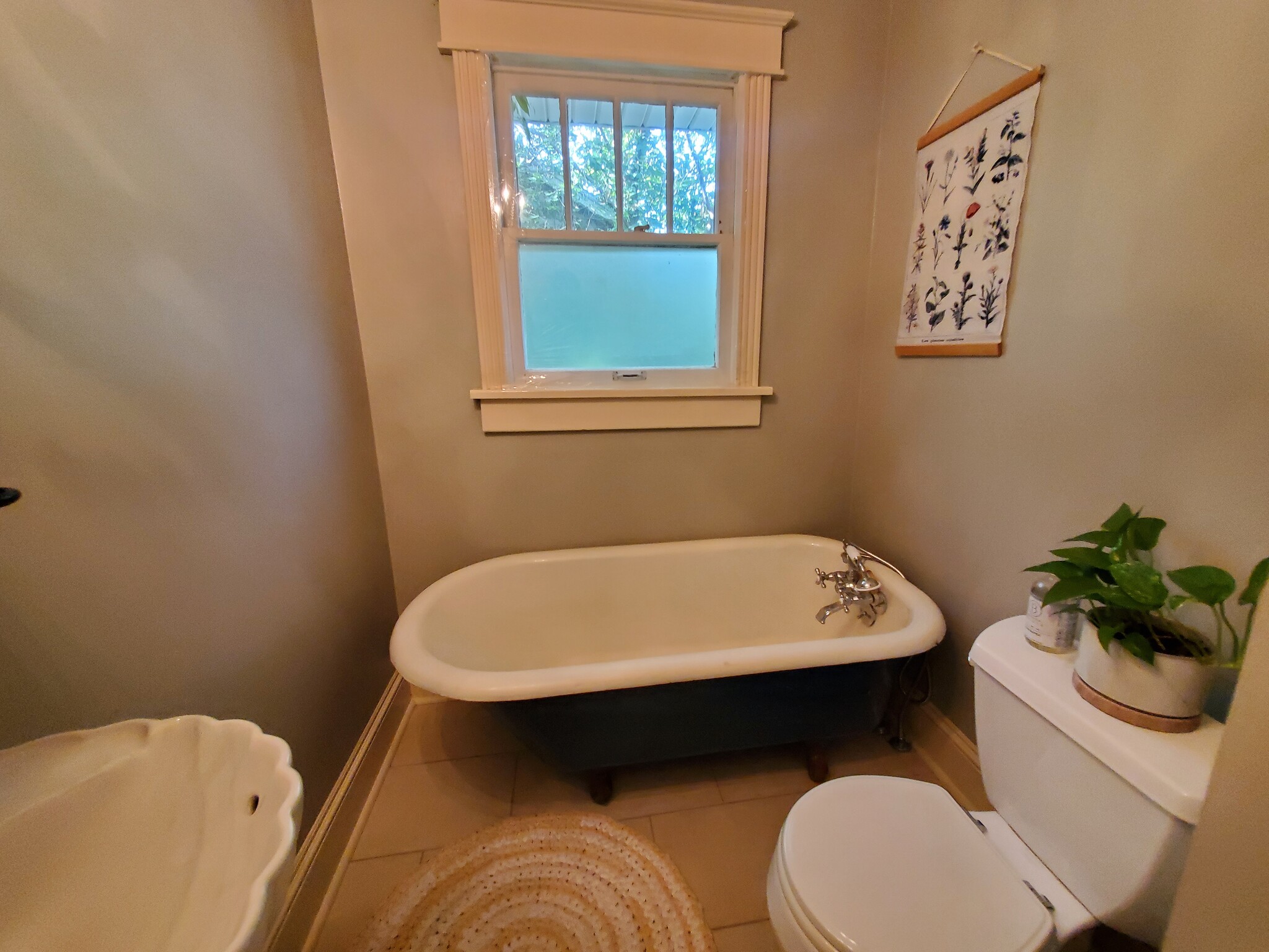 Guest Room Bath - 411 N Monroe St