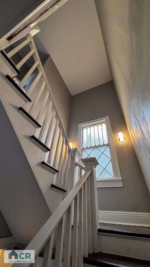 Building Photo - SPACIOUS 5Bed/3Bath just around the corner from Maple Street action! Text (727) 459-4141!