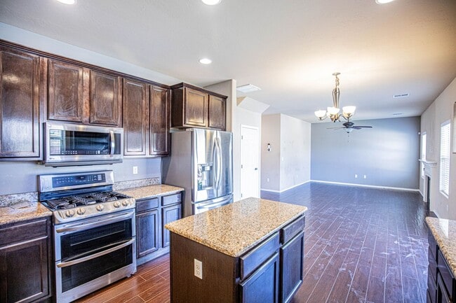 Building Photo - 4 Bedroom 3 bath Beautiful Home