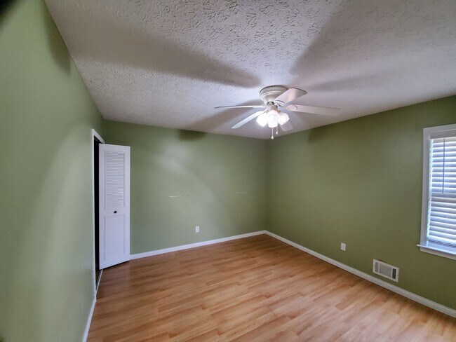 Building Photo - YOU CAN STOP YOUR SEARCH! BRAND NEW Jeffer...