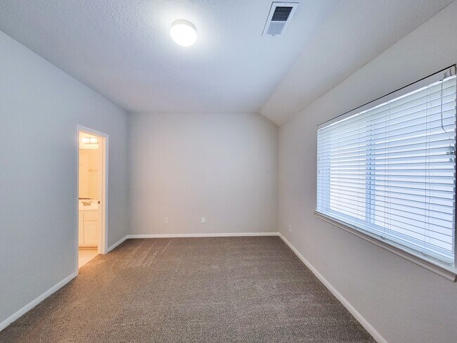 Building Photo - Gorgeous Large Floorplan with High Ceilings!