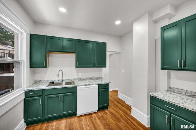 Building Photo - 1611 W Barker Ave