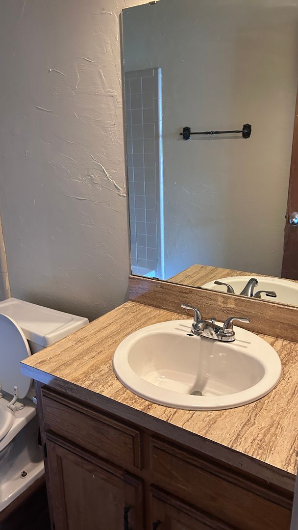 Building Photo - 2 Bedroom/2 Bathroom Duplex