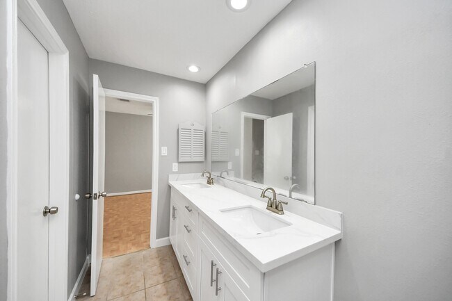 Building Photo - 9222 Sharpview Dr