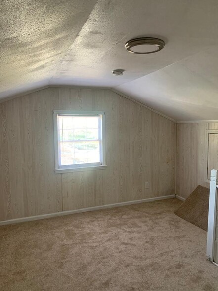 Building Photo - 1209 Spring Valley Rd