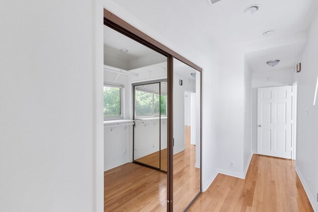 Building Photo - Spacious 4 BR 3 BA Home in Prime West L.A.