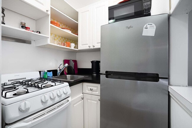 Building Photo - 324 E 75th St