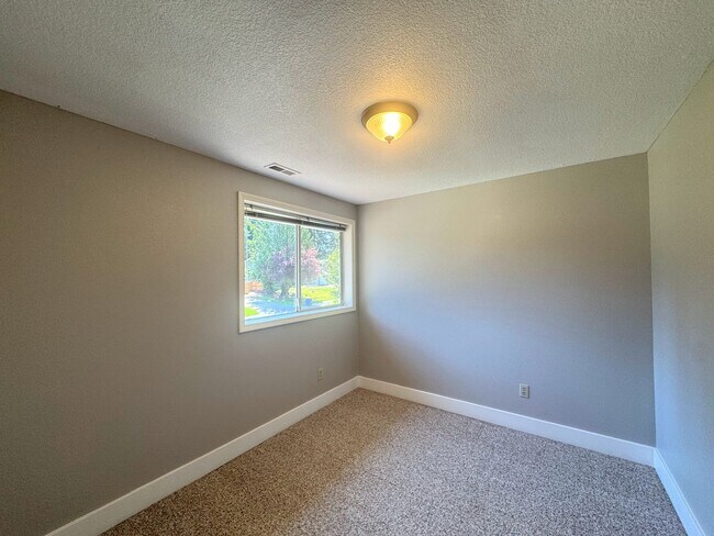 Building Photo - Charming 3-Bedroom Home in Desirable Gem H...