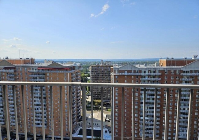 Building Photo - 160 Overlook Ave