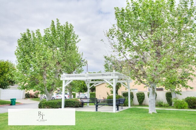 Building Photo - Freshly painted and featuring brand new 2nd-floor flooring 3 Bedrooms, 2.5 Bathroom in Baldwin Park