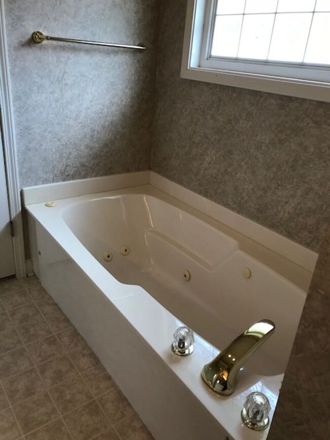 Building Photo - Keys to happiness