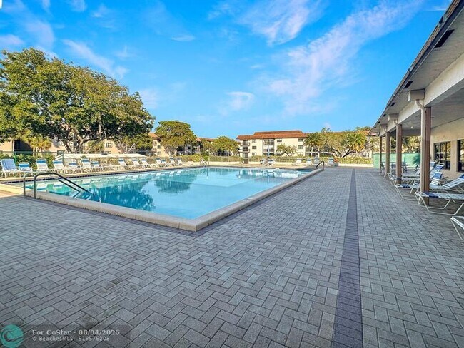 Building Photo - 6090 N Sabal Palm Blvd