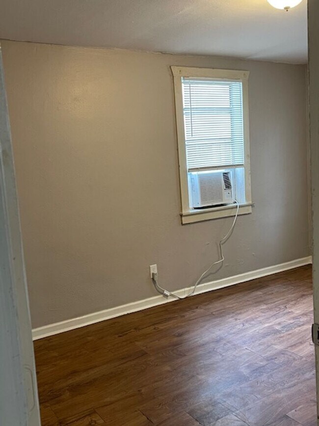 Building Photo - Updated Downstairs 2 Bedroom and 1 Bathroom Carriage House