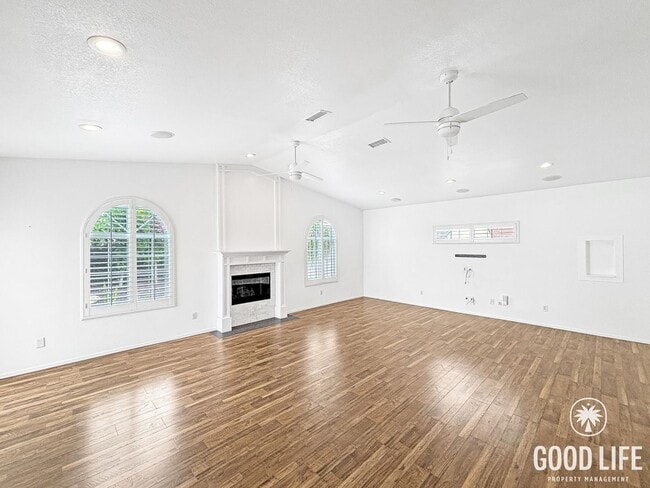 Building Photo - Inviting 3BD/2BA South Park Home with Turf Yards, Hardwood Floors & A/C