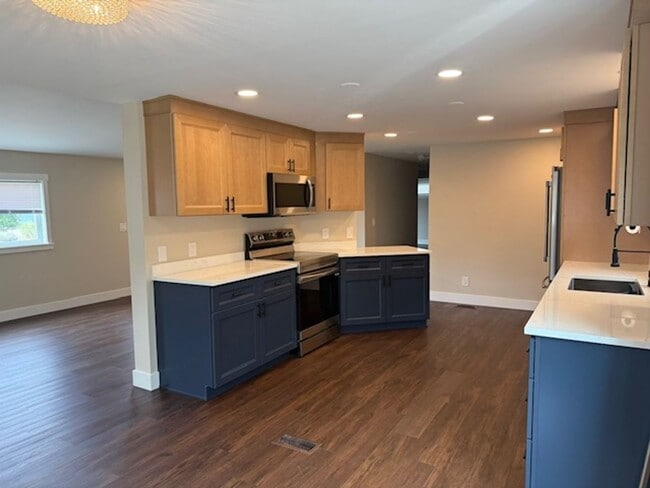 Building Photo - 3 Bedroom 2 bathroom House!