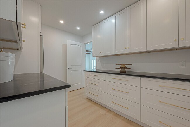 Building Photo - 10027 Lynbrook Dr