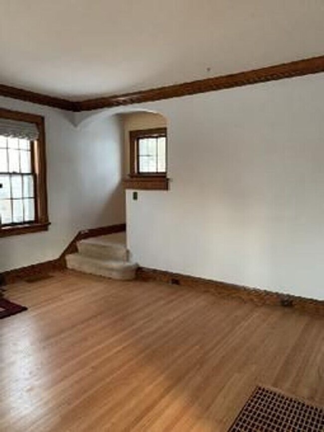Building Photo - AVAILABLE AUGUST -  3 BED 2 BATH