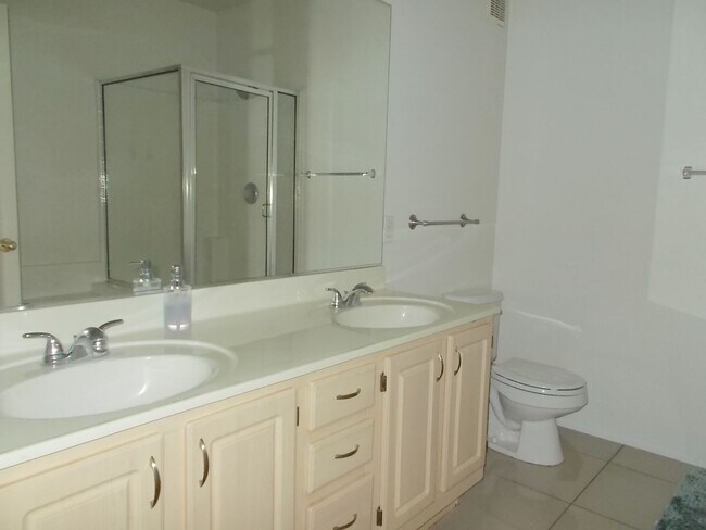 Building Photo - Beautifully Maintained Fully Furnished Home – Move-In Ready!