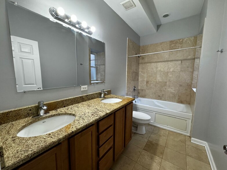 Building Photo - 4724 N Bernard St